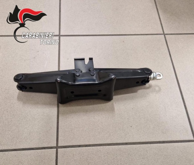 Sfondano la porta con un crick e derubano il ristorante, bloccato e arrestato uno dei due ladri