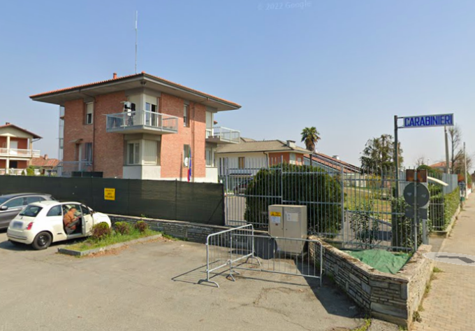 Tragedia a Barbania: 69enne scivola per le scale che conducono all’ingresso della caserma e muore