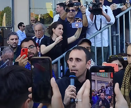 Momenti di tensione al Salone del Libro di Torino per il corteo free Palestine: interviene Zerocalcare