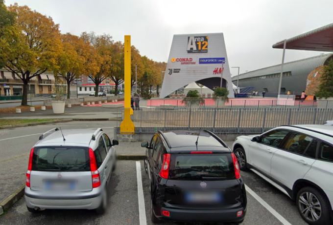 Furti nelle auto nella zona del centro commerciale Area 12: 3 denunce e un arresto