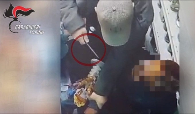 Sotto la minaccia di un coltello deruba il commesso di un market e un ciclista, preso 20enne rapinatore seriale