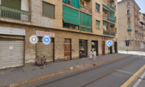Auto sfonda la vetrata di un minimarket alimentare in via Genova
