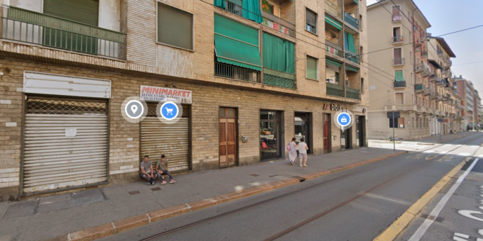 Auto sfonda la vetrata di un minimarket alimentare in via Genova