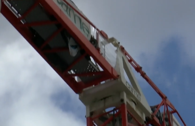 L’imprenditore Leonardo Moretti protesta sulla gru davanti al Palazzo di Giustizia di Firenze