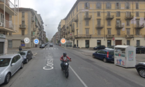 Corso Vercelli, due auto si scontrano e una si ribalta: un ferito