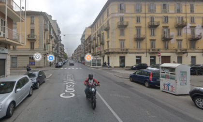 Corso Vercelli, due auto si scontrano e una si ribalta: un ferito