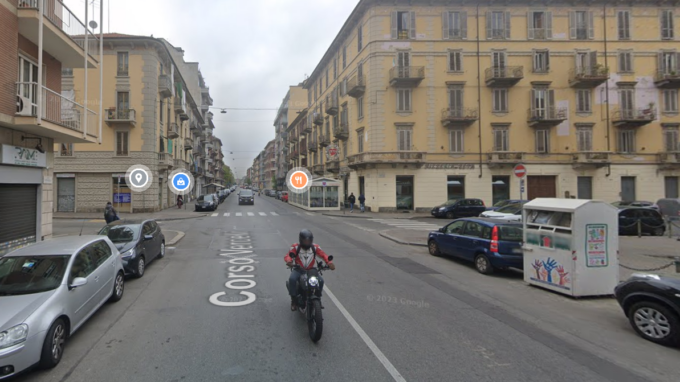 Corso Vercelli, due auto si scontrano e una si ribalta: un ferito