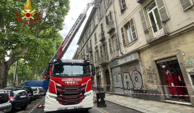 Lastre pericolanti rischiano di cadere sulla strada, intervento in corso Regina Margherita