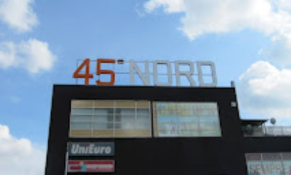 45enne precipita nella notte dal tetto del centro commerciale "45° Nord" a Moncalieri e finisce in ospedale