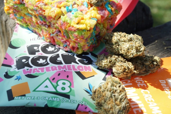 Droga, caramelle, cioccolata a base cannabinoidi e 12mila euro in contanti in casa: giovane pusher arrestato