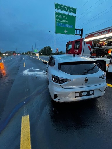Auto contro il guardrail in tangenziale a Collegno