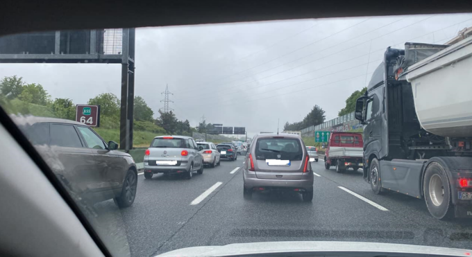 Scontro tra tre veicoli in tangenziale a Stupinigi: due feriti