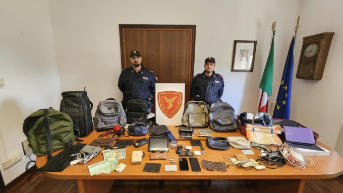 Ondata di furti sui treni tra Piemonte e Lombardia: la polizia pubblica l’elenco della merce ritrovata