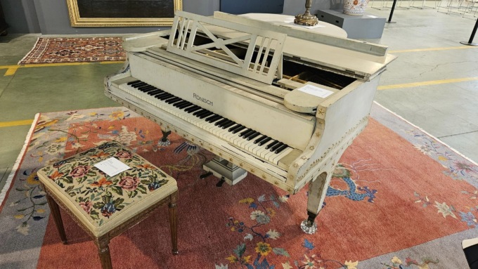 Venduto ad un collezionista di Torino il pianoforte bianco del celebre sensitivo Gustavo Rol
