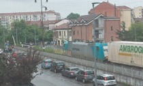 Nichelino, il treno in arrivo da Pinerolo passa e le sbarre del passaggio a livello non si abbassano