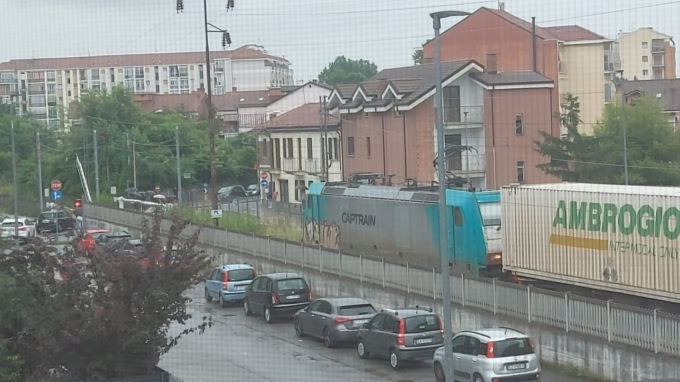 Nichelino, il treno in arrivo da Pinerolo passa e le sbarre del passaggio a livello non si abbassano