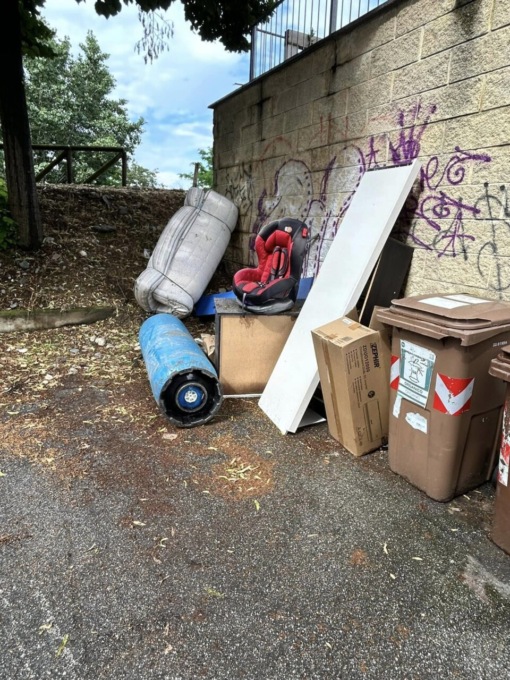 Scarichi abusivi di rifiuti in via Genova a Nichelino