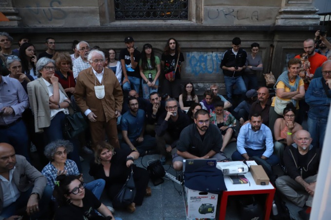 Inchiesta Fanpage sui giovani di FdI “censurata”: proiettata per protesta su maxischermo davanti alla Rai di Torino