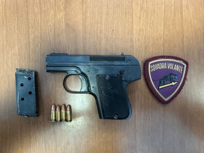 Con la pistola negli slip: 22enne arrestato durante un controllo della polizia
