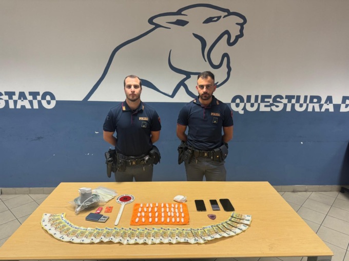 A passeggio con mezzo chilo di cocaina in un sacchetto di plastica