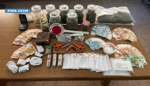 Nei cassetti di casa 1.500 grammi di droga e 4.200 euro in contanti: arrestato 36enne