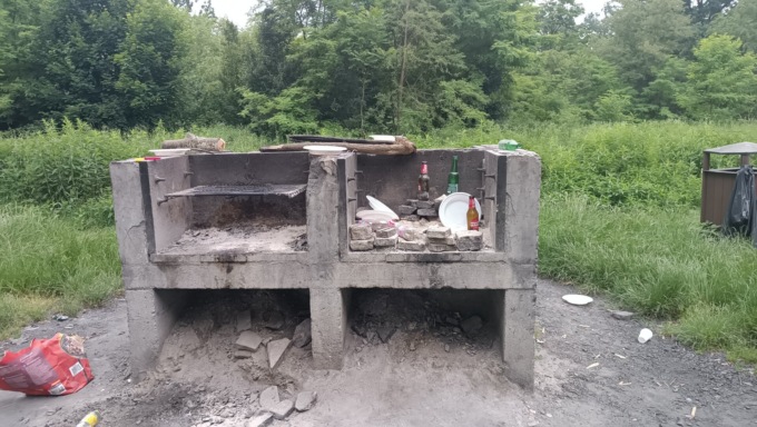 Consumano cibi di ogni genere e lasciano piena di rifiuti l’area pic nic del Boschetto di Nichelino