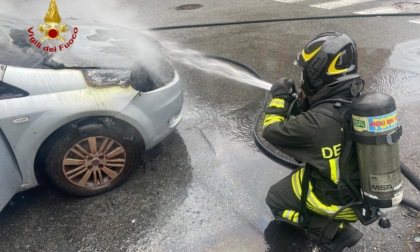 Auto a fuoco nel centro di Nichelino