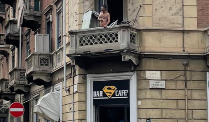 Armato di pistola minaccia il titolare di un bar poi si barrica in casa