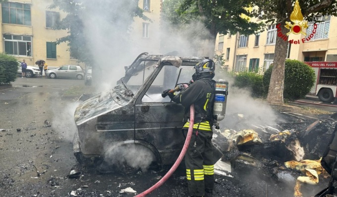Incendio a Mirafiori Nord: camper in fiamme, si sospetta il dolo