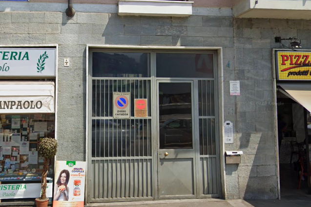 Colpito da una lastra di marmo mentre usciva dal portone di casa, ferito un 27enne