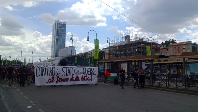 A Torino il corteo degli anarchici nel giorno della Festa della Repubblica