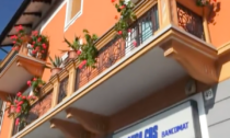 Un vaso di gerani lanciato dal balcone mette in fuga la banda di ladri del bancomat
