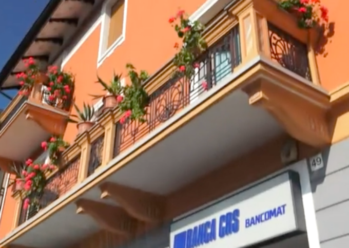 Un vaso di gerani lanciato dal balcone mette in fuga la banda di ladri del bancomat