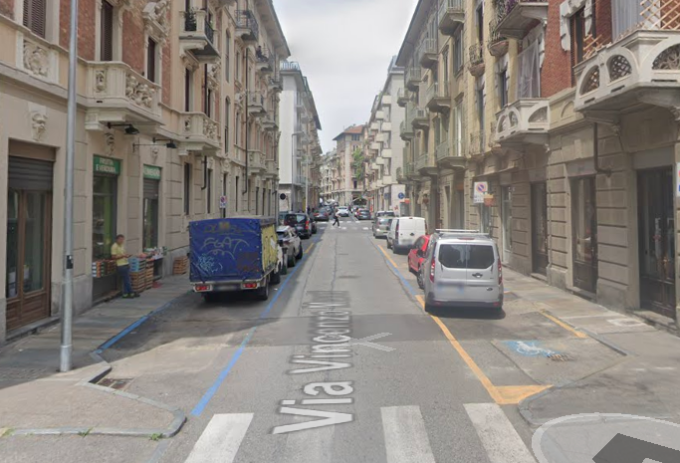 Aggrediscono una ragazza per rubarle il telefono: un motociclista si mette all’inseguimento dei ladri