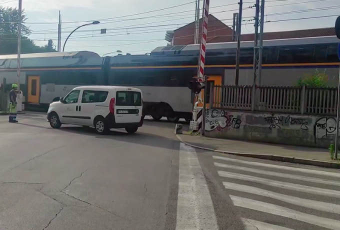 Ancora problemi con il passaggio a livello a Nichelino: passa il treno e le sbarre non si abbassano