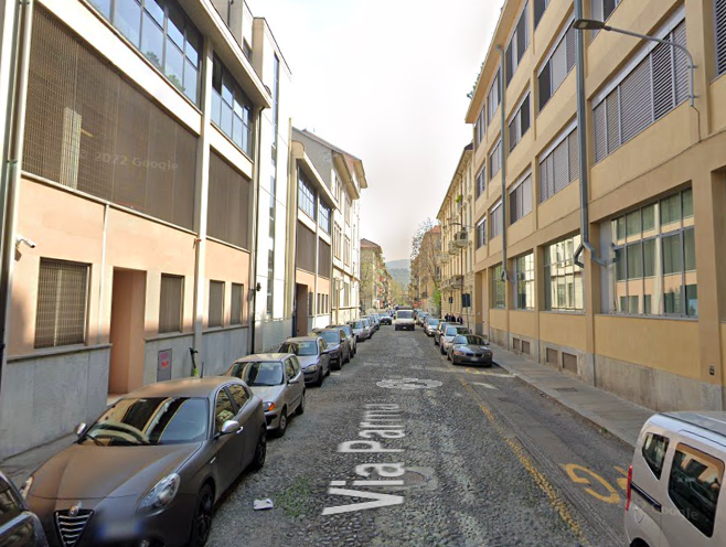 Poliziotto fuori servizio, a passeggio con la fidanzata, vede i ladri in azione e li fa arrestare