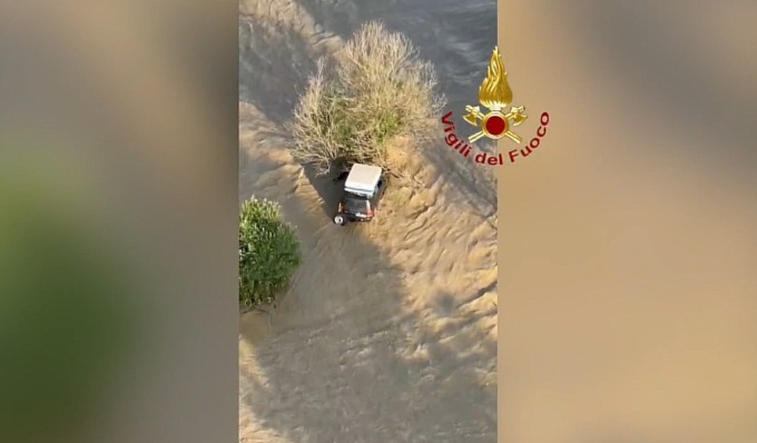 Maltempo e grandine nel Torinese, allagamenti e frane: salvati genitori e neonata bloccati in auto. Oggi è ancora allerta gialla