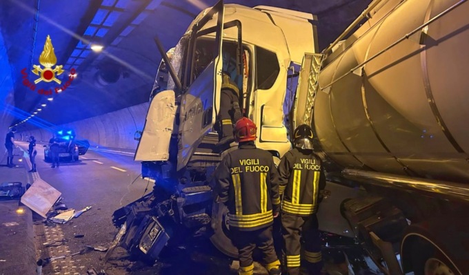 Tir si schianta in galleria, chiusa la A32 Torino-Bardonecchia