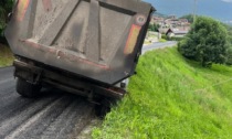 Cede la banchina e l'autocarro che asfalta la strada resta in bilico