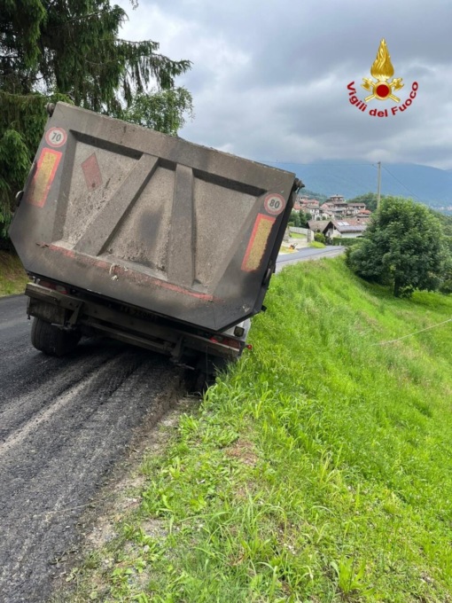 Cede la banchina e l’autocarro che asfalta la strada resta in bilico