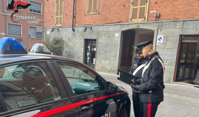 Lite in casa, arrivano i carabinieri ma vengono aggrediti: bloccato con il taser