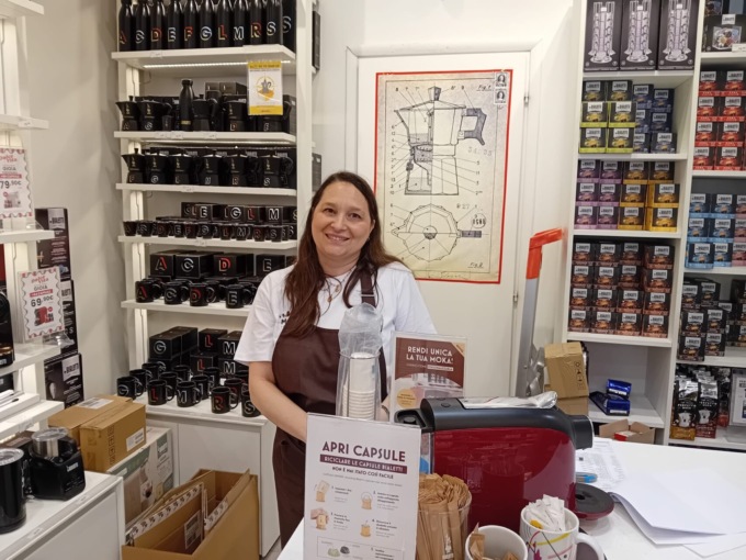 Ladro al negozio Bialetti in via Roma non trova i soldi, ma si ferisce con la vetrina: “Era uno sprovveduto”