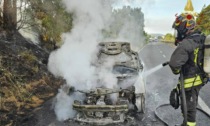 L'auto va a fuoco durante la marcia, giovane coppia di torinesi riesce a mettersi in salvo