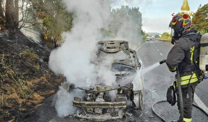 L’auto va a fuoco durante la marcia, giovane coppia di torinesi riesce a mettersi in salvo