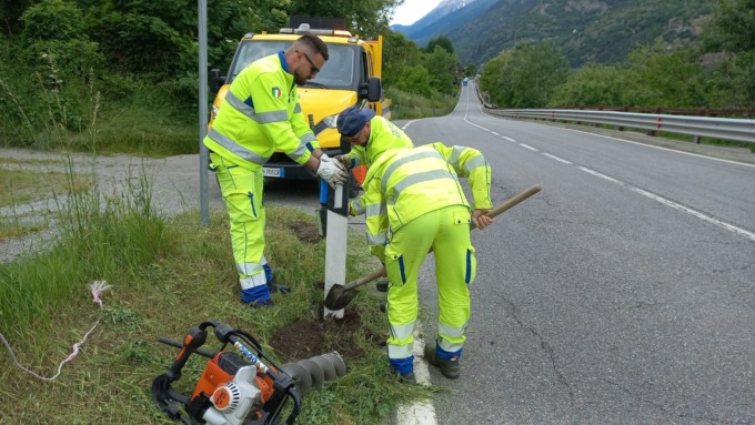 Prevenzione incidenti: catarifrangenti blu per dissuadere gli animali selvatici dall’attraversare le strade