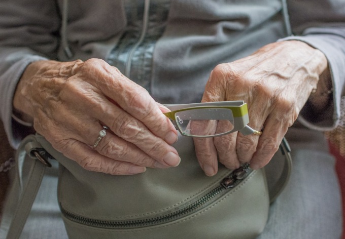 Inseguono un’anziana per rubarle la borsetta, non sanno però che la polizia li sta osservando