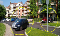 Auto parcheggiate "abusivamente" dai residenti sulla pista ciclabile di via Trento a Nichelino