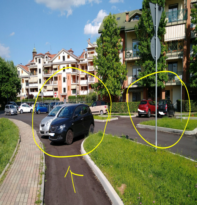 Auto parcheggiate “abusivamente” dai residenti sulla pista ciclabile di via Trento a Nichelino