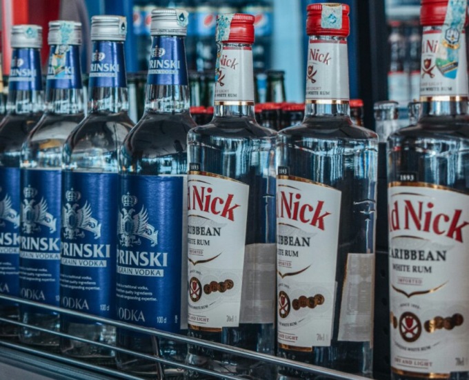 Evade dai domiciliari e va a rubare superalcolici al supermercato: arrestato 43enne