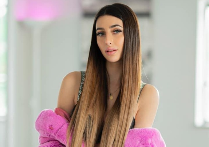 Michelle Comi e la richiesta sui social: “A luglio sono libera chi mi paga le vacanze?”